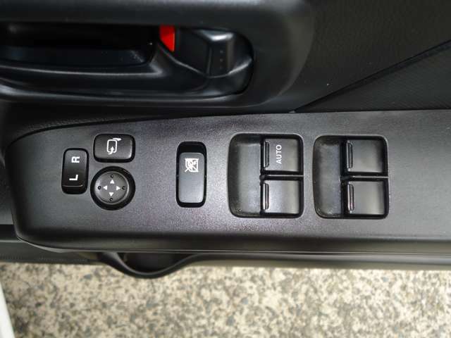 電動格納ミラーはボタンひとつでミラーが折りたためます。狭い駐車場などで、あると便利です。
