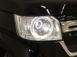 【LEDヘッドライト】大光量で夜道や雨の日の安心感を高めるLEDヘッドライト。周囲の明るさに応じて自動点灯・消灯/ライトの消し忘れも防げるオートライトコントロール付！