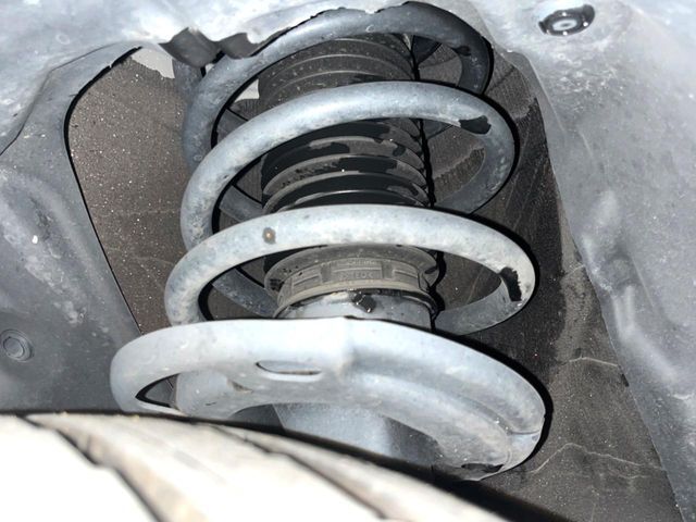 お車を安心してお乗りいただく為には、足回りの定期点検が欠かせません。サービスサポート（有償保証）では無料点検もご提供しており、安心のカーライフをお過ごしいただけるサポート体制が整っています。