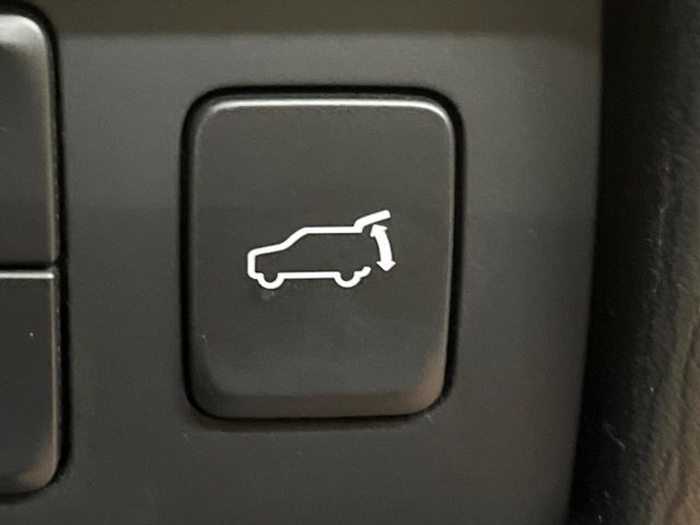 【パワーバックドア】スマートキーや運転席のボタンを押すだけでリアゲートが自動で開閉します！荷物を持っている時や、高い位置にあるバックドアを閉める際に便利な機能です♪