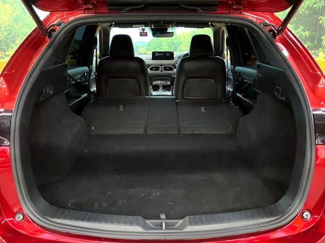 後席を格納すると、これだけの広さが！シーンに合わせたシートアレンジで、大きな荷物も積むことが出来ます♪