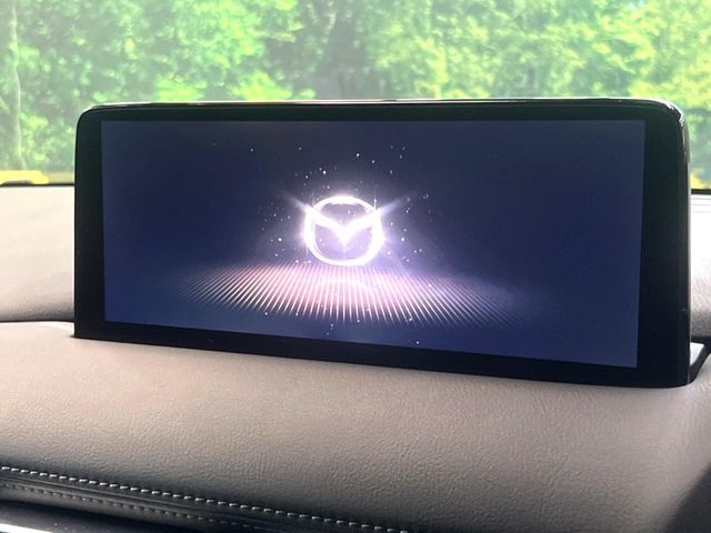 【マツダコネクトナビ】車内の雰囲気にマッチした一体型タイプのナビ。各種車輌設定やBluetooth再生等、様々な機能が楽しめます。直感的なダイヤル操作が可能で、使い勝手も良好です。