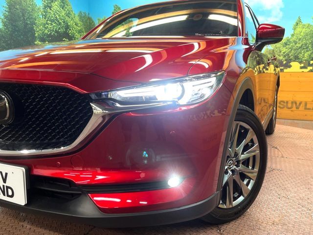 【LEDヘッドライト】悪天候や夜間走行時も良好な視界を確保し安心して運転できる高輝度LEDヘッドライトを装備！点灯速度が早く、消費電力も抑えられています。