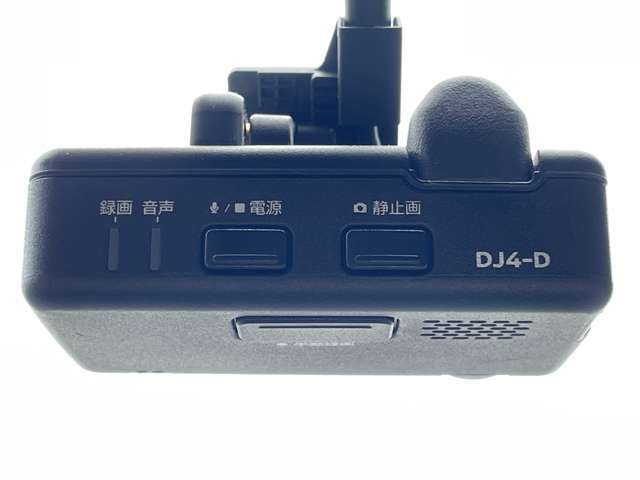「ドライブレコーダー」 急停止や衝突などで車に衝撃が加わった時、映像・音声を記録する車載装置です♪