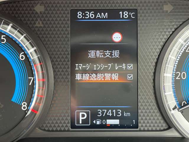 「LDW（車線逸脱警報）」　走行中に車両が車線からはみ出さないよう、ドライバーに注意を促します♪