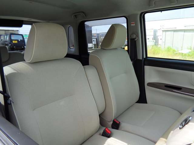 室内、シート共にベージュ系のお車です。状態はとても綺麗ですよ！