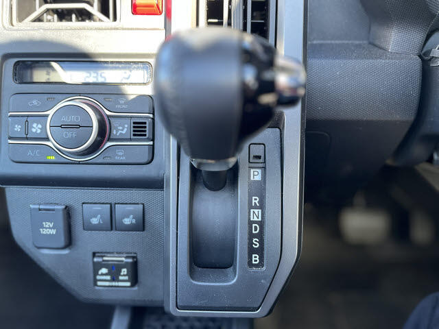 中古車は車種や色によって相場が複雑に変わります、新車は同じ金額なはずなのに人気によって高くなったり安くなったり、お客様の狙い目はどこですか？