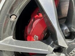 ●カラードブレーキキャリパーレッド『ブレーキキャリパーに色が付く、スポーツグレードならではのオプションとなっております。』