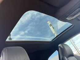 ●パノラマサンルーフ『高級車の代名詞サンルーフ。室内が開放感ある空間となりお子様にも人気の装備となっております。