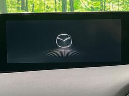 【8.8インチマツダコネクト】車内の雰囲気にマッチした大型のディスプレイ。スマホ接続でのナビ使用やBluetooth再生等、様々な機能が楽しめます。直感的なダイヤル操作が可能で、使い勝手も良好です。