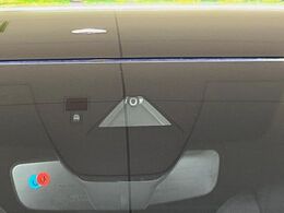 【スマートブレーキサポート】走行中に前方の車両等を認識し、衝突しそうな時は警報とブレーキで衝突回避と被害軽減をアシスト。より安全にドライブをお楽しみいただけます。