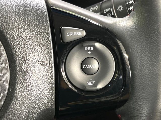 【クルーズコントロール】高速道路もラクラク走行。アクセルを離しても一定速度で走行ができ、長距離運転時の負担を軽減！加速・減速も簡単なスイッチ操作で調整できます。