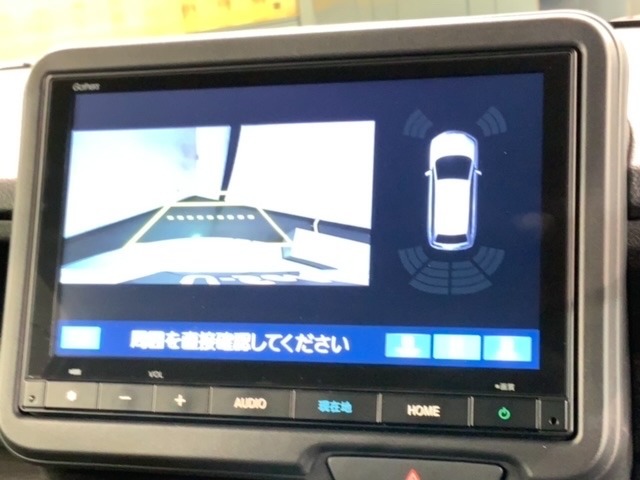 リバースギアに入れるだけで後方の表示へ切り替わります。夜間や雨の日の駐車も楽になりますよ。