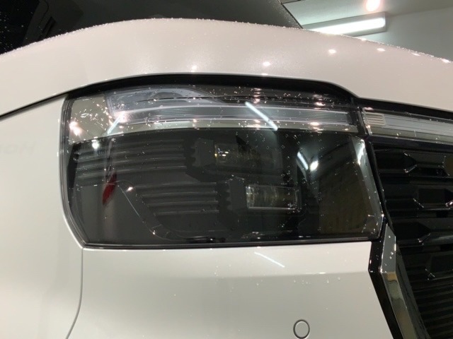 LEDヘッドライトは、点灯の瞬間から最大光量を発揮し、突然暗くなるトンネルなどでの安定感を高めます。
