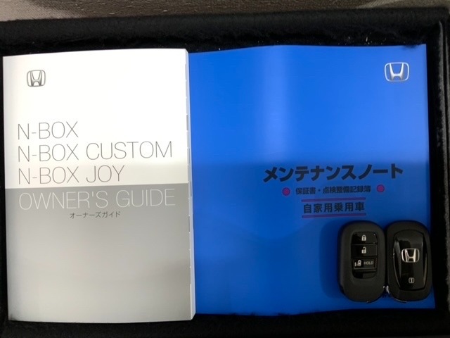 スマートキーは鍵をバッグに入れたままでもドアロックの開閉やエンジンのON・OFFができます。夜間や雨の日も鍵を探さなくて良いので便利です。