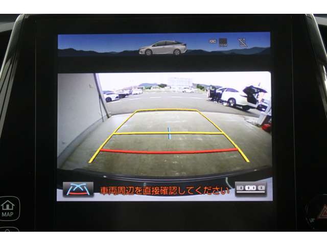 バックカメラもあるので安心ですね。ハンドル操作に連動してガイドラインも動いてくれるので更に便利で安心です。