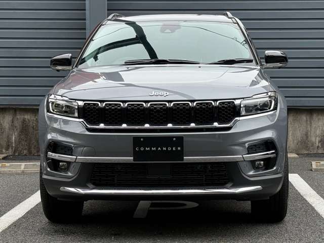 Jeepの象徴7スロットグリルがインパクトあります。フロントにも障害物センサーを標準装備しております。