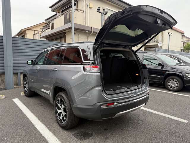 パワーバックゲート標準装備。キーレスと車内からスイッチに加えハンズフリー機能にて開閉が可能です。