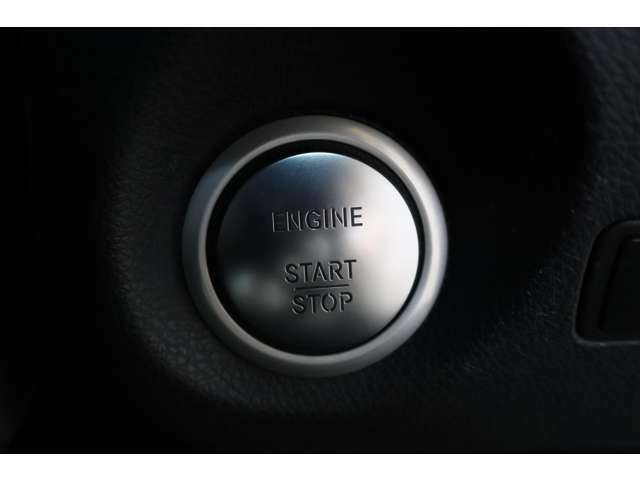 プッシュスタートボタンを押す事でエンジン始動＆停止が行えるキーレスゴーシステムを装備！！ドアノブに触るだけで鍵の開け閉めが可能なスマートキーシステムもございます！