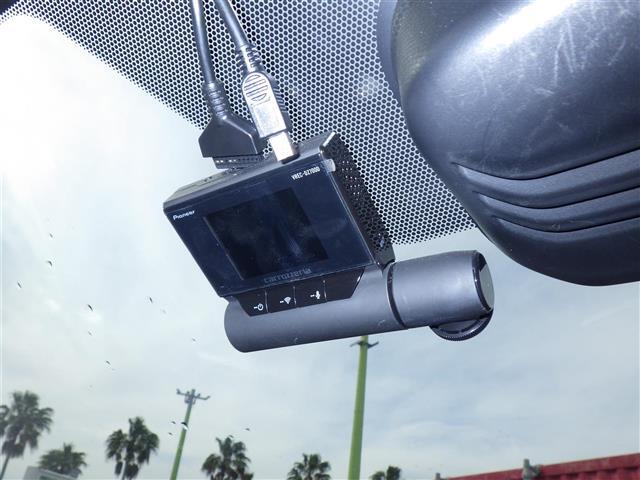 【ドライブレコーダー】映像・音声などの運転中の記録を残します。事故などを起こした起こされた時の証拠になりえますので、もしも時でも安心ですね。