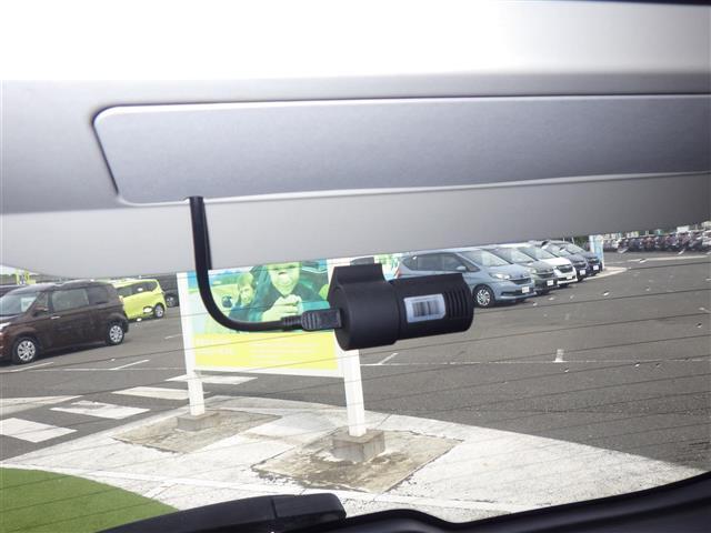 【ドライブレコーダー】映像・音声などの運転中の記録を残します。事故などを起こした起こされた時の証拠になりえますので、もしも時でも安心ですね。