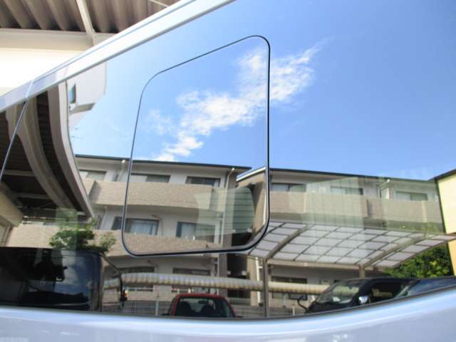 右側スライドドアにはスライドガラス（小窓）が付いております！！