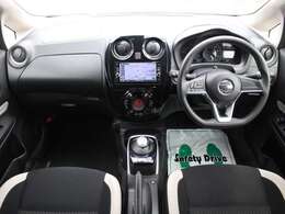 すっきりとしたノートらしいデザインのダッシュ回り！フロントビューの視認性もよく運転しやすいと思います★