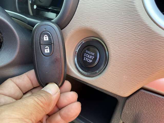 この鍵で鍵を使用せずに車両のドアの施錠・開錠やエンジンの始動ができます。