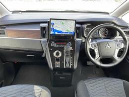 【　オ【インパネ全体】全方位で視界が広く、高い目線で運転もしやすいです！ートエアコン　】車内温度を感知して自動で温度調整をしてくれるのでいつでも快適な車内空間を創り上げます！