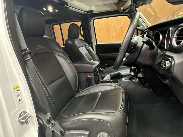 安心してカーライフを始めていただくことが出来るよう、納車前にディーラー整備工場もしくは熟練メカニックが在籍する輸入車専門の整備工場にて点検を行い、必要な整備を実施いたします。