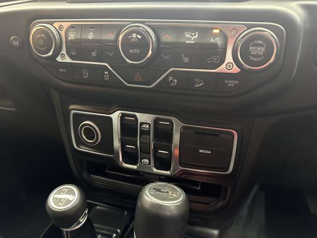 輸入車ディーラー採用のドライブレコーダーも選べます。万が一の事故の際のお守りとしていかがでしょうか？その他様々なオプションをご用意しております。