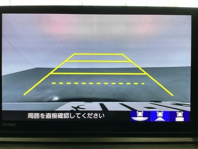 バックでの車庫入れも安心です！　リアカメラが付いているバックモニター付のナビを装備しております。操作線もついており距離感も画面から確認できます。