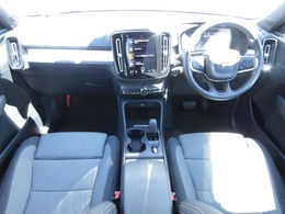 車内は、美しい仕上がりのインテリアが清々しくも落ち着いた雰囲気を醸し出し、独特の居心地のよさを感じさせる、まさにスカンジナビアン・デザインの傑作と呼ぶにふさわしい空間となっています。