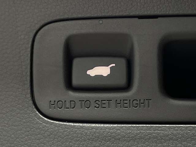 【電動リアゲート】荷物を抱えた状態でもリアゲートの開閉が可能です☆お買い物時やアウトドアの際に役立ちますね