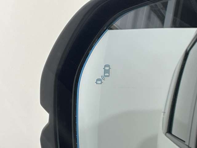 【BSM（ブラインドスポットモニター）】隣車線上の側方および後方から接近する車両を検知すると、検知した側のドアミラーが点灯。その状態でウインカーを出すと、インジケーターの点滅と警報音で警告します。