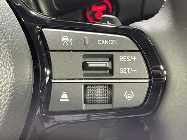 【レーダークルーズコントロール】 高速道路で便利な自動で速度を保つクルーズコントロールが、衝突軽減システムと連携し、前方の車両を感知して車間を保つように速度調節してくれます！！！