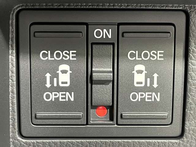 【両側パワースライドドア】小さなお子様でもボタン一つで楽々乗り降り出来ます♪駐車場で両手に荷物を抱えている時でもボタンを押せば自動で開いてくれますので、ご家族でのお買い物にもとっても便利な人気装備♪