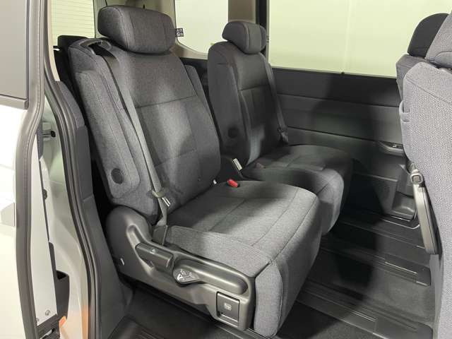 【2列目シート】店舗にて現車の確認も頂けますので、お電話で在庫のご確認の上是非ご来店くださいませ！！！後席モニター(フリップダウンモニター)の取付も可能です。