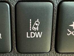 レーンキープアシスト機能を装備。車線をはみ出すと警報をしてくれるシステム。また衝突軽減ブレーキも装着。