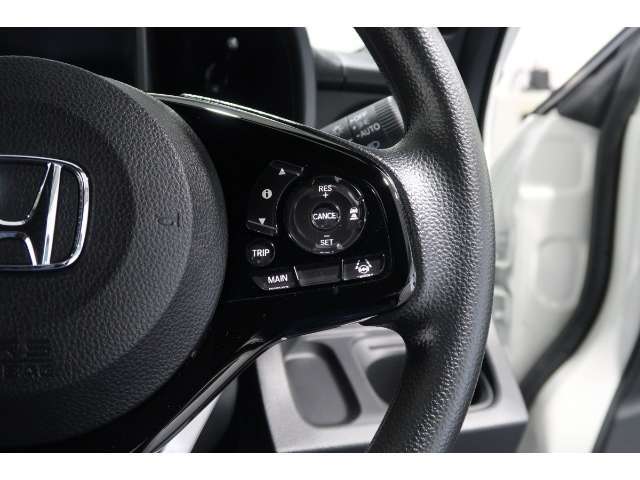 Hondaセンシングの機能のひとつ、アダプティブクルーズコントロール付！アクセルから足を離しても設定したスピードと前車との車間を保ち走行してくれます！車線維持もアシスト☆高速道路で疲労軽減ですね☆