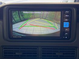 【バックカメラ】駐車時に後方がリアルタイム映像で確認できます。大型商業施設や立体駐車場での駐車時や、夜間のバック時に大活躍！運転スキルに関わらず、今や必須となった装備のひとつです！