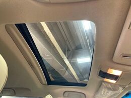 【サンルーフ】開放感たっぷりの希少装備、サンルーフが装着されています！車内に明かりを取り入れたり景色を楽しむ以外にも、車内の空気も簡単に換気できて快適です！
