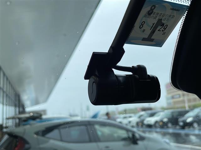 【ドライブレコーダー】映像・音声などの運転中の記録を残します。事故などを起こした起こされた時の証拠になりえますので、もしも時でも安心ですね。