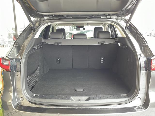 【トランク】積み込みやすくて、たっぷり積める荷室です。シートアレンジできるものは、乗車人数と荷物の量や大きさによってシートを動かすことができるので、より快適なドライブが可能です！