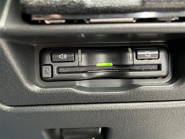 【ETC】有料道路を利用する際に料金所で停止することなく通過できる、ETC車載器（ノンストップ自動料金収受システム機器）が装備されています。セットアップを行うことで利用可能になります。