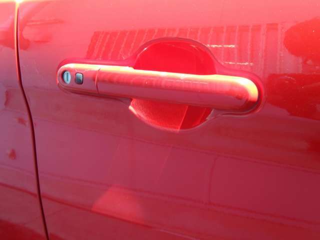 【リモコンキー】携帯リモコンを身に付けていれば、ドアの施錠、解錠も指先一つでワンタッチ操作出来ます！