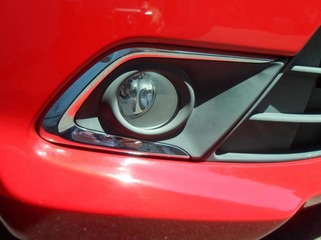 【フォグランプ】霧が発生した時や激しい雨が降って視界が悪い時、ロービームと合わせて使うことにより視界を確保でき、対向車に自分の存在を知らせることが出来ます♪