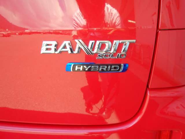 【ハイブリッド】加速時などにエンジンをモーターで力強くアシストするほか、約60キロ以下での一定速度時などにはEV走行となり、低燃費な走りを実現します♪