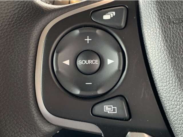 ステアリングリモコンスイッチにてオーディオ操作可能となっております。運転にも集中できます。