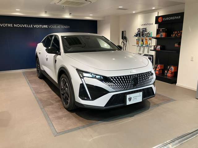 テールに向かい滑らかに傾斜するルーフが印象的な美しいファストバックスタイル。低く身構えたワイド＆ローボディ。